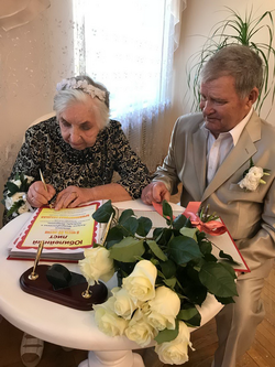 юбиляры расписываются в книге почета.png юбиляры расписываются в книге почета.png